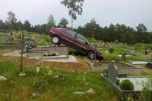 Vairuotojas Vilniuje skriejo tiesiai į kapines  