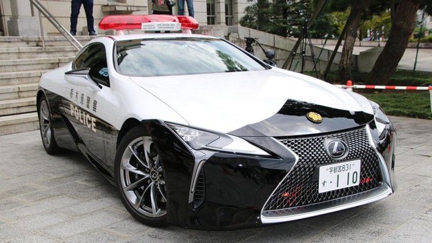 Japonijos policijos pareigūnai greitį viršijančius vairuotojus gaudys su „Lexus LC500“