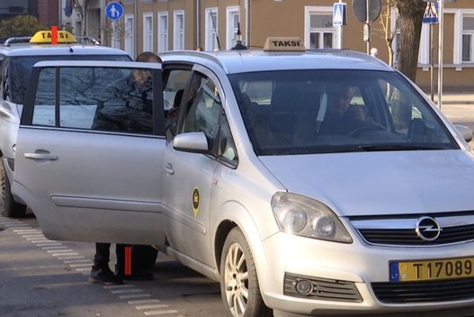 Įžūlus poelgis Ukmergės rajone: du vyrai apiplėšė taksistą (asoc. nuotr. stop kadras)