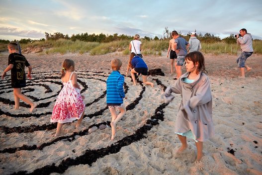  Indėnišką septynių takų labirintą prie jūros statė mamos su vaikais. Vėtrės Antanavičiūtės nuotr.  