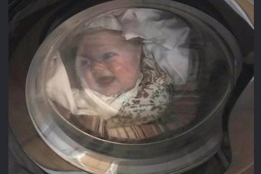 Reginys skalbimo mašinoje išgąsdino vyrą (nuotr. imgur.com)
