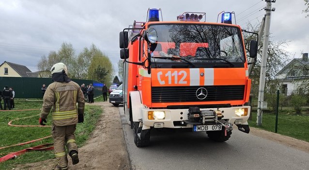 Vilniaus rajone gaisre žuvo žmogus, kitas apdegęs išgabentas į ligoninę (nuotr. Broniaus Jablonsko)