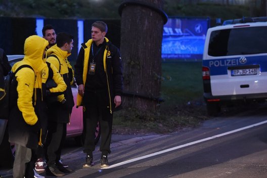 Vokietijoje sprogimai kliudė Dortmundo futbolo komandos „Borussia“ autobusą (nuotr. SCANPIX)