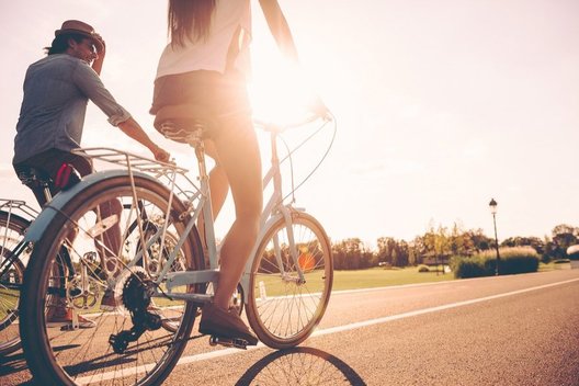 Kokią keliavimo priemonę pasirinkti: dviratį ar elektrinį paspirtuką?  