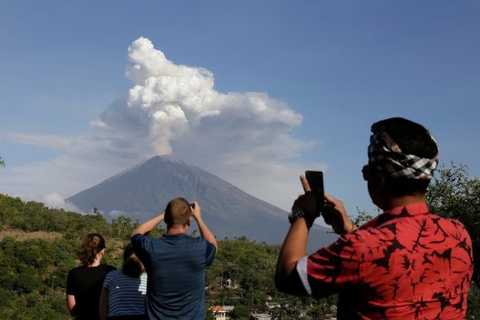 Balyje išsiveržus ugnikalniui įstrigo tūkstančiai turistų (nuotr. SCANPIX)