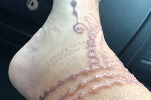 Paprasta tatuiruotė moteriai virto košmaru (nuotr. facebook.com)