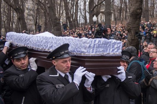 Rusai atsisveikina su Borisu Nemcovu (nuotr. AFP / „Scanpix“)  