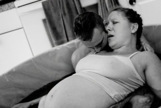 Jokio vulgarumo, tik meilė: fotografė parodė, ką gimdymo metu daro vyras (nuotr. YouTube)