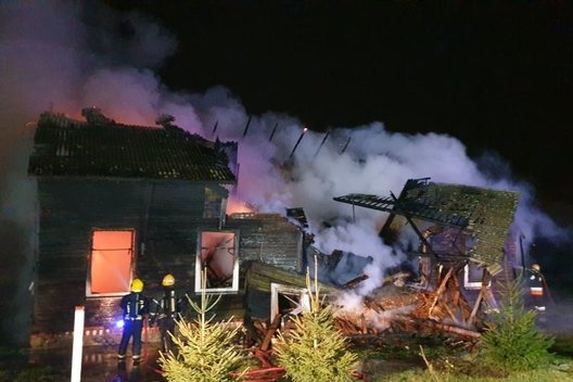 Vilkaviškio rajone užsiliepsnojusį namą gesina gausios ugniagesių pajėgos: viduje gali būti žmogus (nuotr. Raimundas Maslauskas/TV3)  