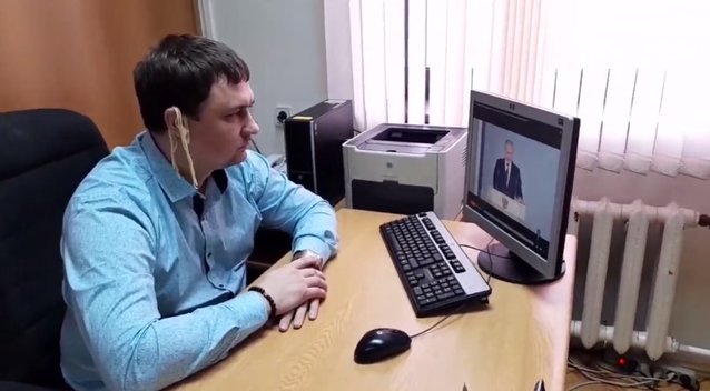 Rusijoje politikas Putino kalbos klausėsi su makaronais ant ausų: dabar jį siūlo siųsti į frontą (nuotr. Telegram)