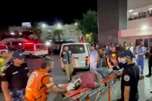 Per Izraelio smūgį ligoninės kompleksui Gazos Ruože žuvo mažiausiai 200 žmonių (nuotr. SCANPIX)