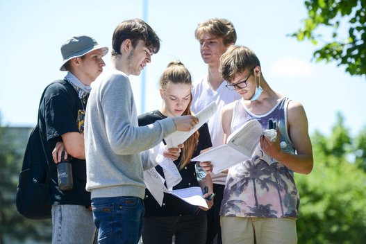 Abiturientai laikė matematikos egzaminą (nuotr. Fotodiena/Justino Auškelio)