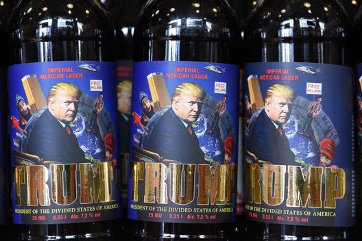 Ukrainiečiai pagamino Trumpo alų su Putino prieskoniu (nuotr. SCANPIX)