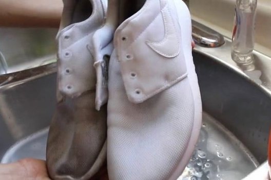 Moteris parodė, kad baltus batus vėl paversti baltais  (nuotr. Shutterstock.com)