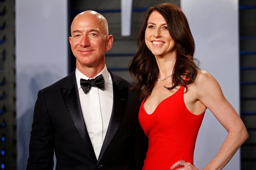 „Amazon“ vadovas Jeffas Bezosas ir jo buvusi žmona MacKenzie Bezos (nuotr. SCANPIX)