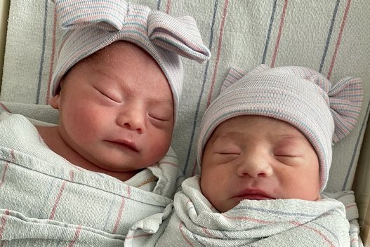 Neįtikėtina: mamai dvyniai gimė skirtingais metais  (nuotr. facebook.com)