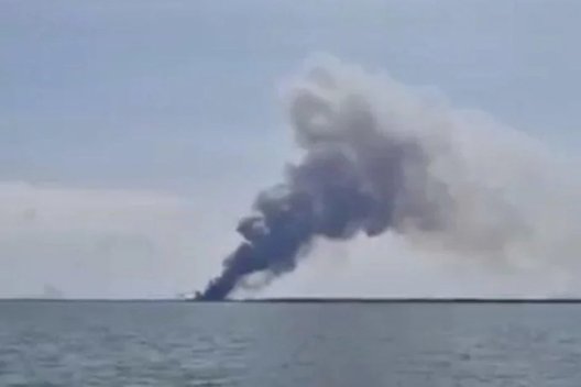 Netoli Sevastopolio rūkstantis laivas (nuotr. Twitter)