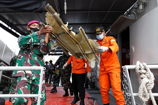 Indonezijos gelbėtojai po lėktuvo katastrofos surado žmonių palaikų (nuotr. SCANPIX)
