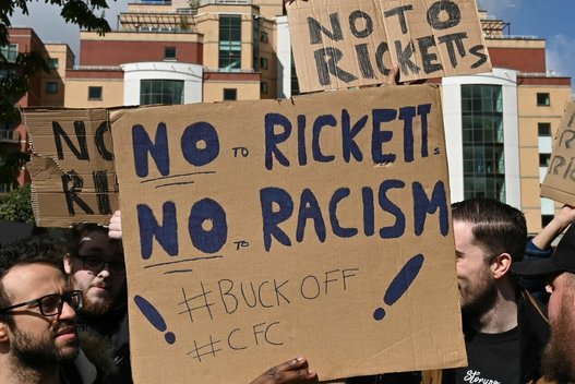 „Chelsea“ fanai surengė protestą: nenori, kad klubą įsigytų Rickettsų šeima. (nuotr. SCANPIX)