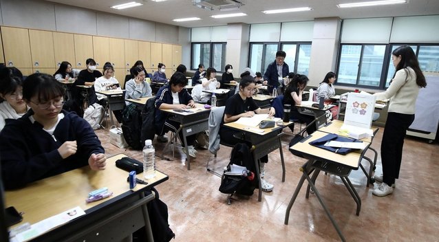 Pietų Korėjos moksleiviai laikė svarbų egzaminą, buvo sustabdyti skrydžiai (nuotr. SCANPIX)