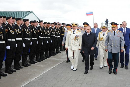V. Putinas lankosi Kaliningrade, jam iš kairės matyti V. Kravčukas (nuotr. SCANPIX)