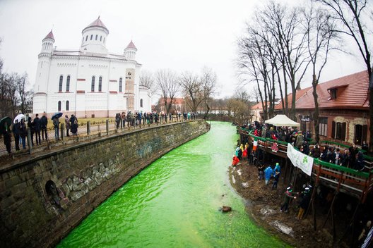  Minint Šv. Patriko dieną Vilnelė nusidažė žaliai  (nuotr. Fotodiena.lt/Edvardo Blaževičiaus)