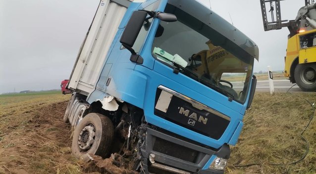 Pasvalio rajone per avariją žuvo vilkiko vairuotojas (nuotr. TV3)
