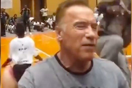 Užpultas A.Schwarzeneggeris (nuotr. YouTube)