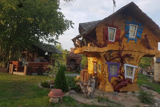 Pavelas savo dukroms pastatė tikrą raganų namelį  