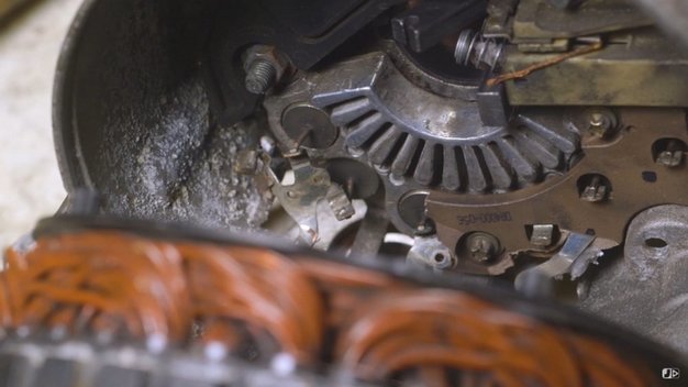 Ar žinote kaip veikia automobilio generatorius? Pažvelkime į jo vidų