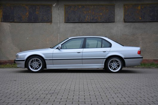 Ideali „BMW“ fano kalėdinė dovana - naujutėlis „BMW 740i“