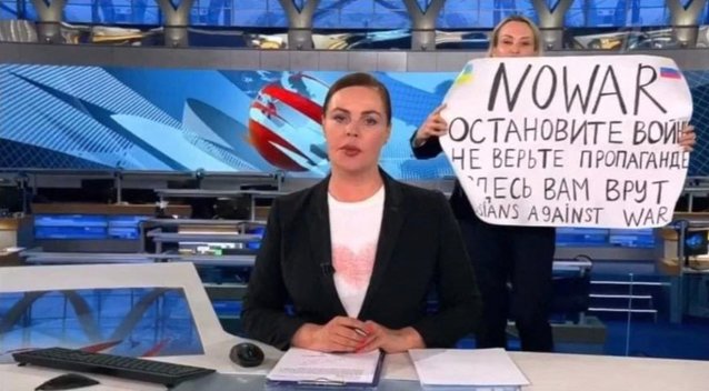 Rusijoje „moterį su plakatu“ pavadino išdavike ir apkaltino bendradarbiavus su britų ambasada (nuotr. SCANPIX)