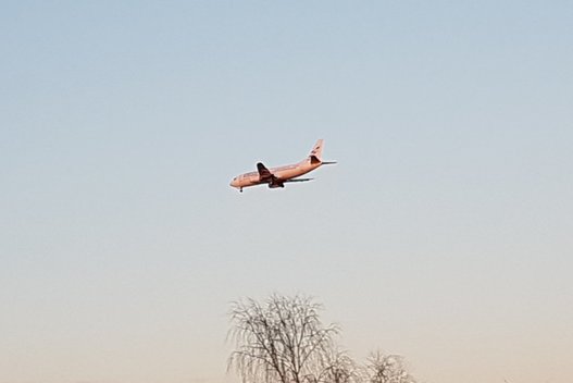 Lėktuvas virš Vilniaus oro uosto  
