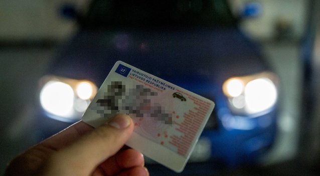 Raseinių rajone ir Klaipėdoje vairuotojai policijos pareigūnams pateikė galimai suklastotus vairuotojo pažymėjimus (Julius Kalinskas/ BNS nuotr.)