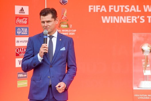 Pasaulio salės futbolo čempionato trofėjus jau atkeliavo į Lietuvą. (Fotodiena/ Viltė Domkutė)
