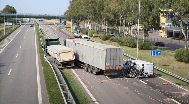 Siaubinga avarija Vievyje: sunkvežimis rėžėsi į kelininkų ženklus, vienas ženklas užmušė žmogų (nuotr. Broniaus Jablonsko)