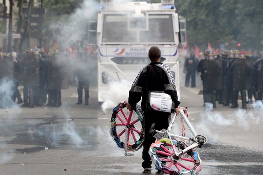 Paryžiuje per demonstraciją „keli šimtai“ kaukėtų protestuotojų svaidė daiktus į policijos pareigūnus (nuotr. SCANPIX)