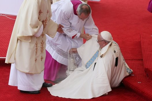 Popiežius Pranciškus nukrito pamaldų Lenkijoje metu (nuotr. SCANPIX)