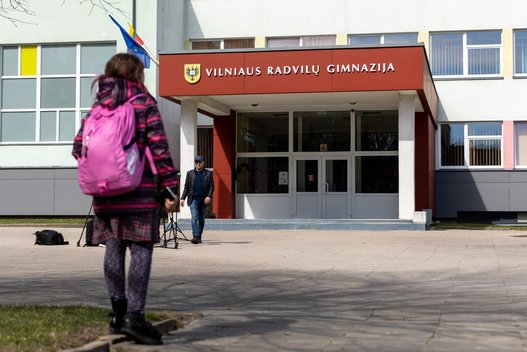 Vilniaus mokykloje jaunuolis išsitraukė šratinį ginklą: šaudė į bendraamžius (Žygimantas Gedvila/ BNS nuotr.)