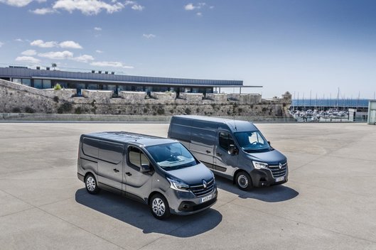 „Renault“ švenčia dviejų, itin svarbių modelių jubiliejų