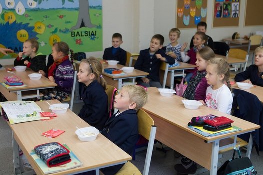 Lietuvos moksleiviai bendrais pusryčiais paminėjo Pasaulinę košės dieną  