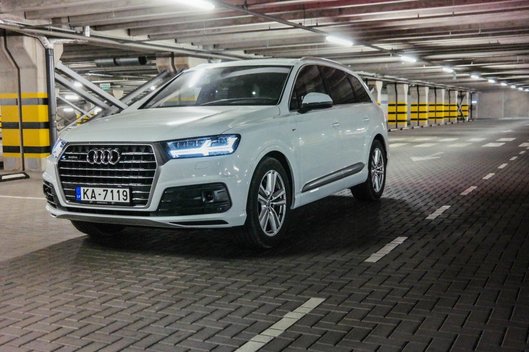 „Audi Q7“ : Naujas segmento lyderis?