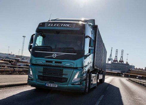Proveržis greitajame elektrinių sunkvežimių įkrovime - „Volvo Trucks“ pristato naują paslaugą