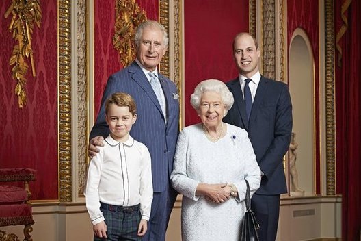 Princas Charles, princas George, karalienė ir princas Williamas (nuotr. SCANPIX)