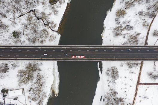 Perorganizuojamas sunkiasvorio transporto eismas Valakampių tiltu (nuotr. S. Žiūros)  