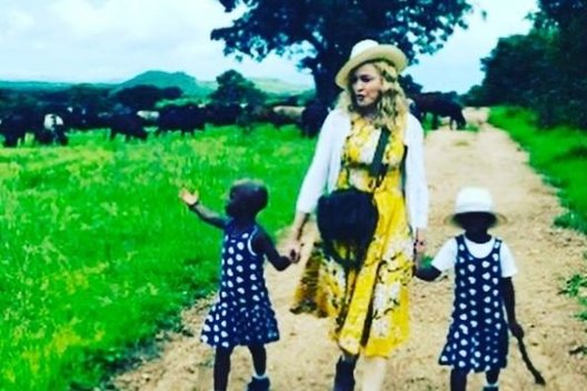 Sužinojusi apie jų likimą, Madonna įsivaikino dvynukes (nuotr. Instagram)