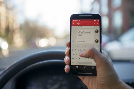 Tyrimas atskleidė: net 7 iš 10 lietuvių vairuodami naudojasi mobiliaisiais telefonais