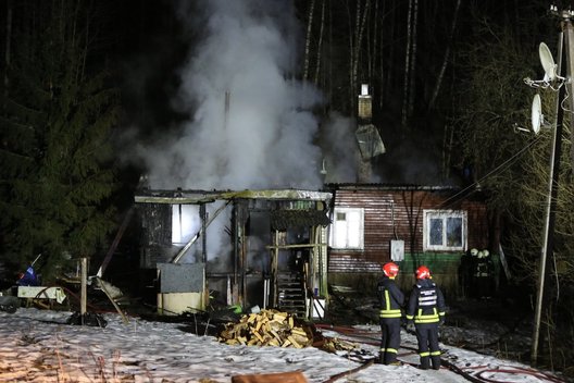 Vilniuje sudegė trims šeimoms priklausantis namas (nuotr. Broniaus Jablonsko)
