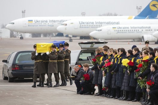 Tragiškai pasibaigęs skrydis: Kijeve aukos palydimos amžinojo poilsio  (nuotr. SCANPIX)