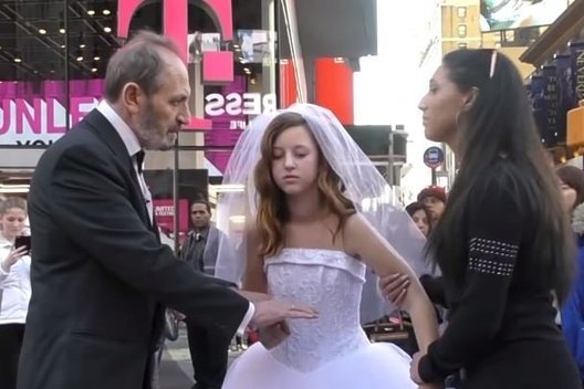 Praeiviai paklaikę: 60-metis ruošėsi vesti 12-metę (nuotr. YouTube)